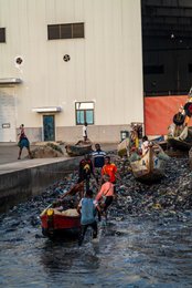 Accra;-Ghana;-Jamestown;-fishing-harbour;-plastic-pollution;-waste;-floating-debris;-Korle-Lagoon;-environmental-crisis;-flat-bottomed-motorised-boat;-outboard-motor;-fishermen;-port-infrastructure;-Sino-Ghanaian-cooperation;-Gulf-of-Guinea;-West-Africa;-documentary-photography;-environmental-photography;-Kaleidos;-Kaleidos-images;-La-parole-à-limage;-Stories-Pictures;-Tarek-Charara
